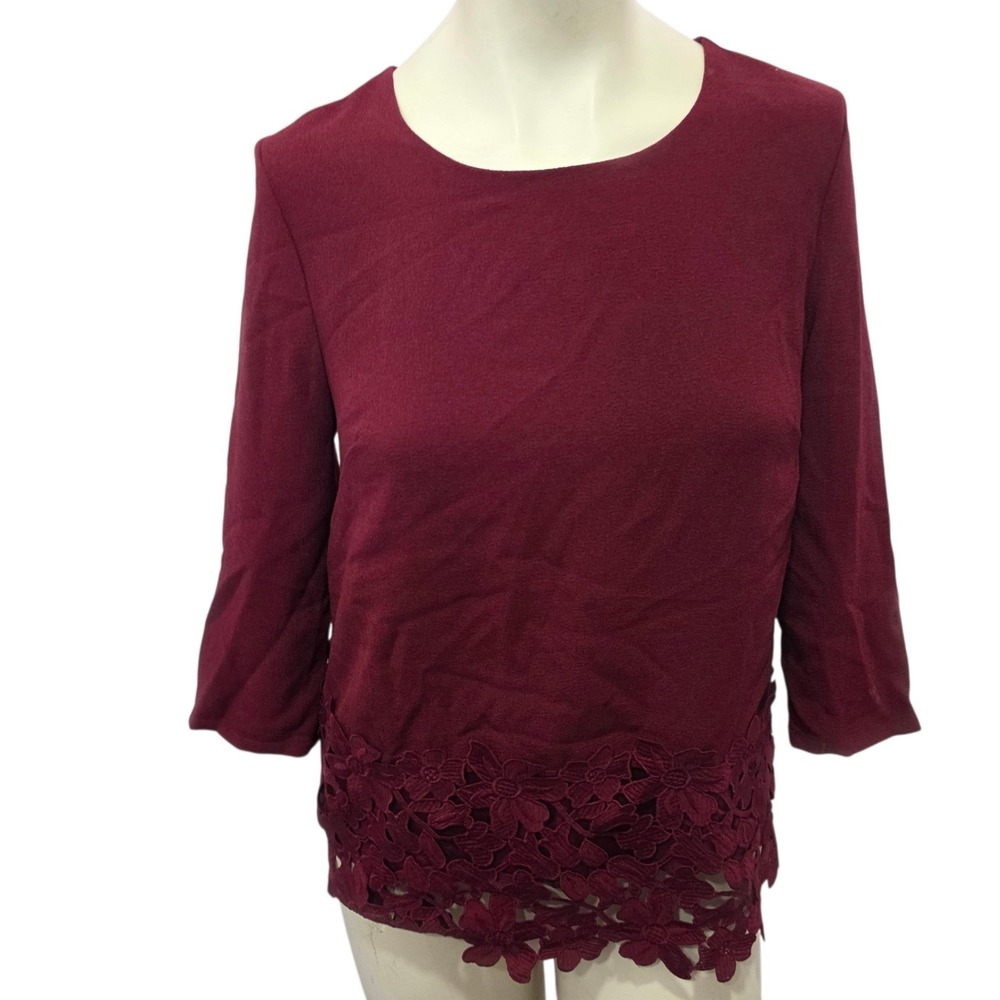 Lucy & Laurel Burgundy Floral Lace Hem Blouse XS 3/4 Sleeve Back Zip Boho Top